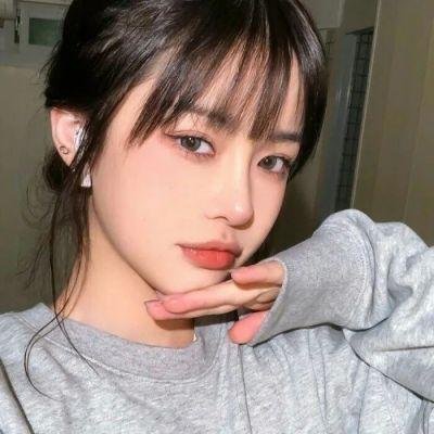 独家爆料：实力派歌手机场牵手女助理，经纪人连夜公关，三天三夜